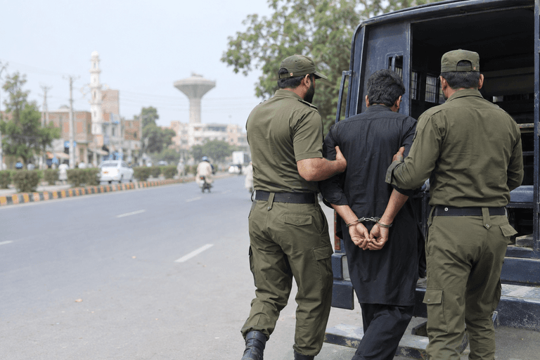 ساہیوال میں پنجاب پولیس کی کارروائی — زیتونی سبز وردی میں نمائندہ تصویر